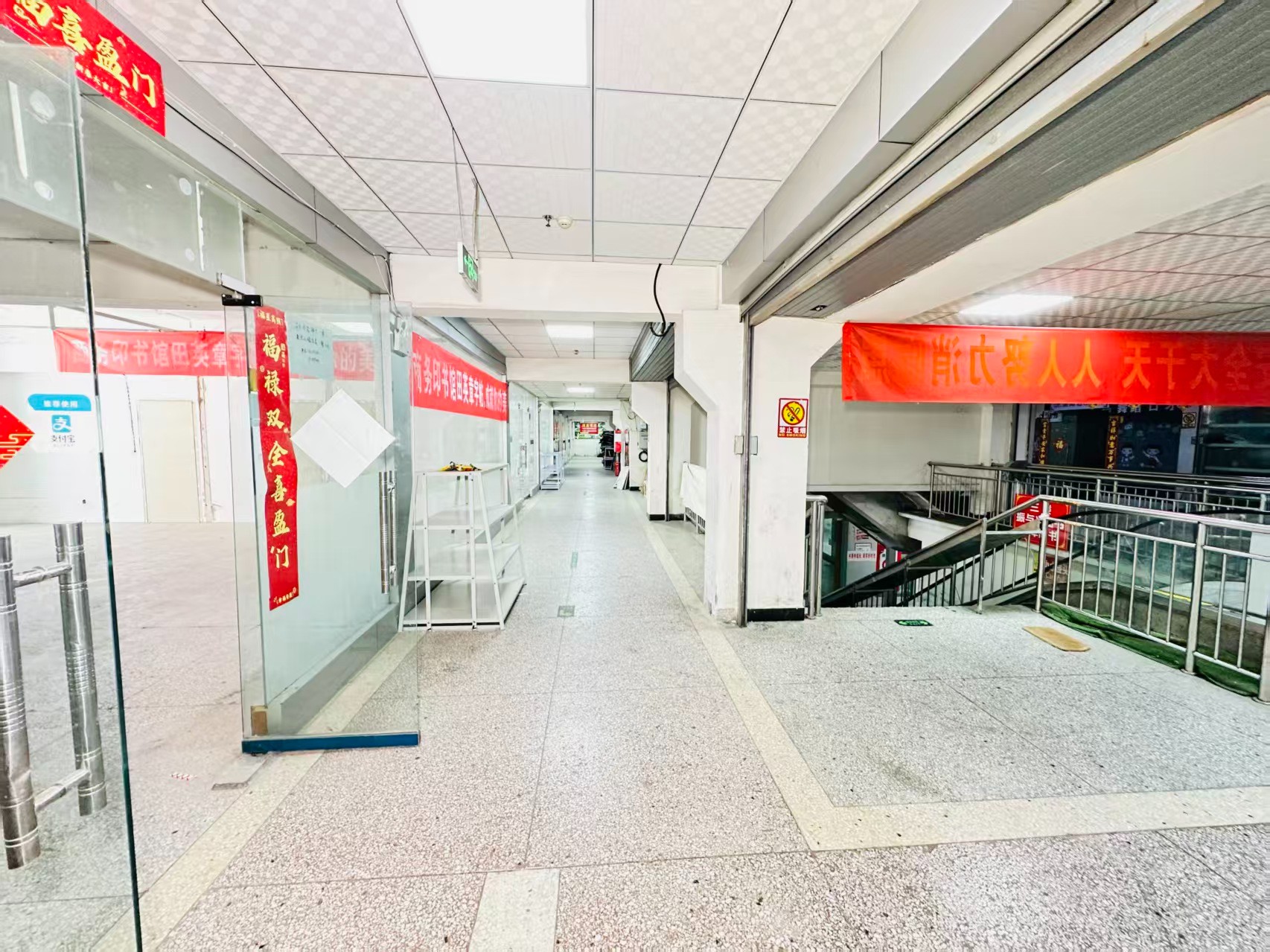 伊滨路引入人工智能技术应用场景，推动AI与商业、零售、电商、企业服务等领域融合发展。