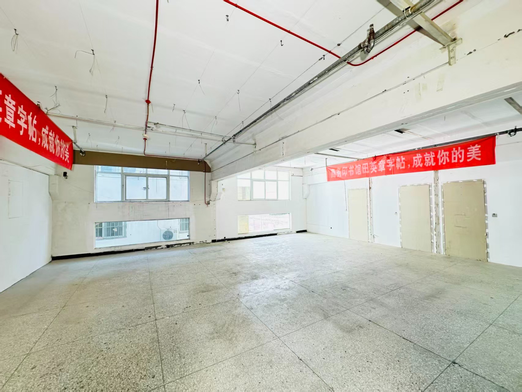 伊滨路重点吸引人工智能应用、数字经济、电商直播、智能制造服务、软件开发、科技创新企业及创业团队入驻